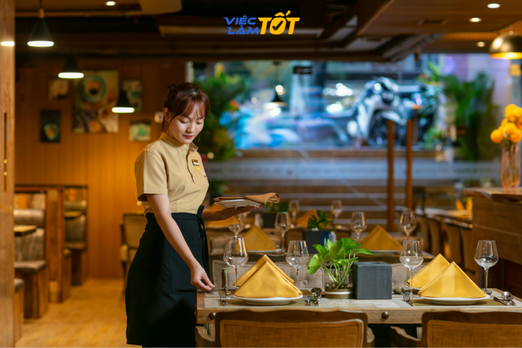 Một góc sảnh nhà hàng sang trọng bận rộn vào khung giờ cao điểm ca tối