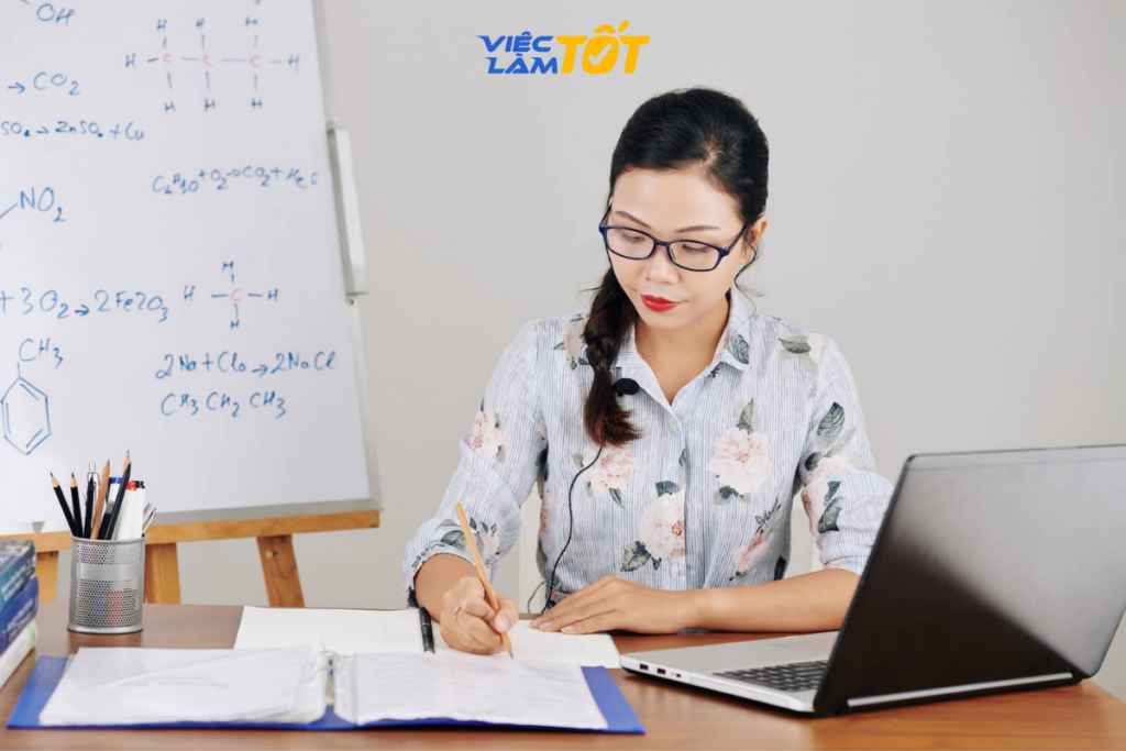 Khám phá công việc hàng ngày của gia sư là gì