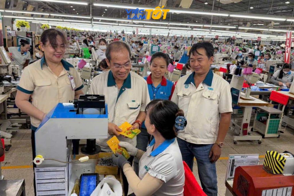 Sự gắn kết và chia sẻ với đồng nghiệp giúp những người lao động vơi bớt nỗi nhớ nhà và áp lực công việc
