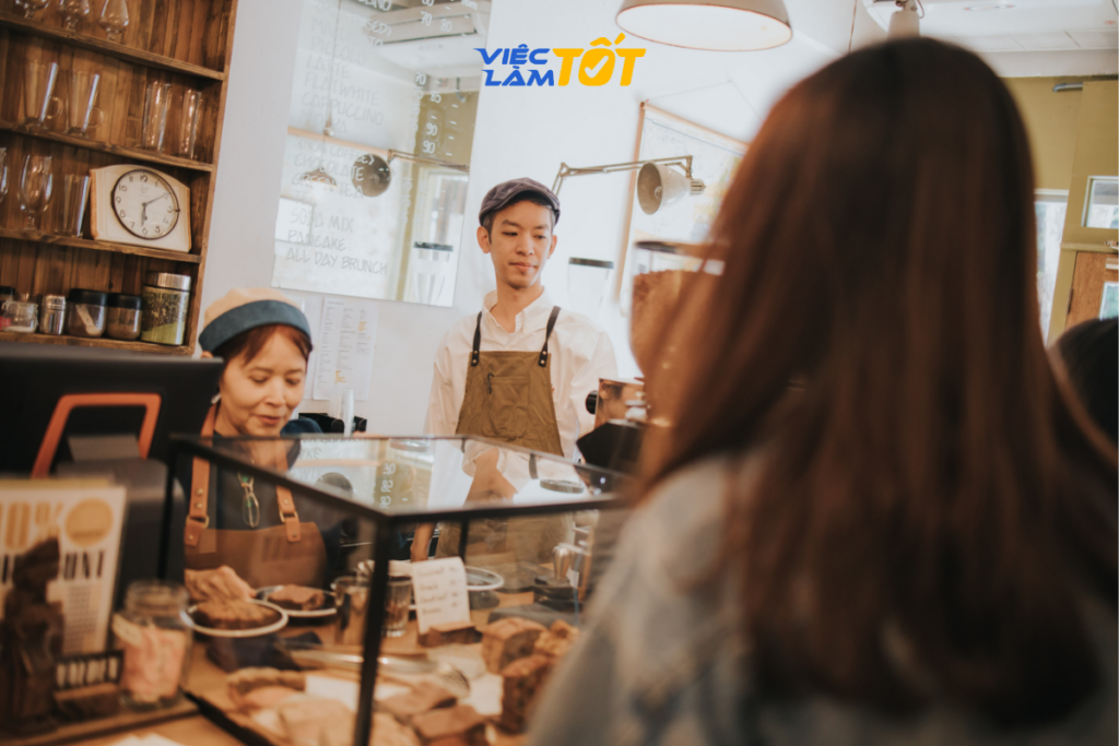 Một bạn trẻ đang ngồi viết bài cho blog cá nhân tại quán cà phê