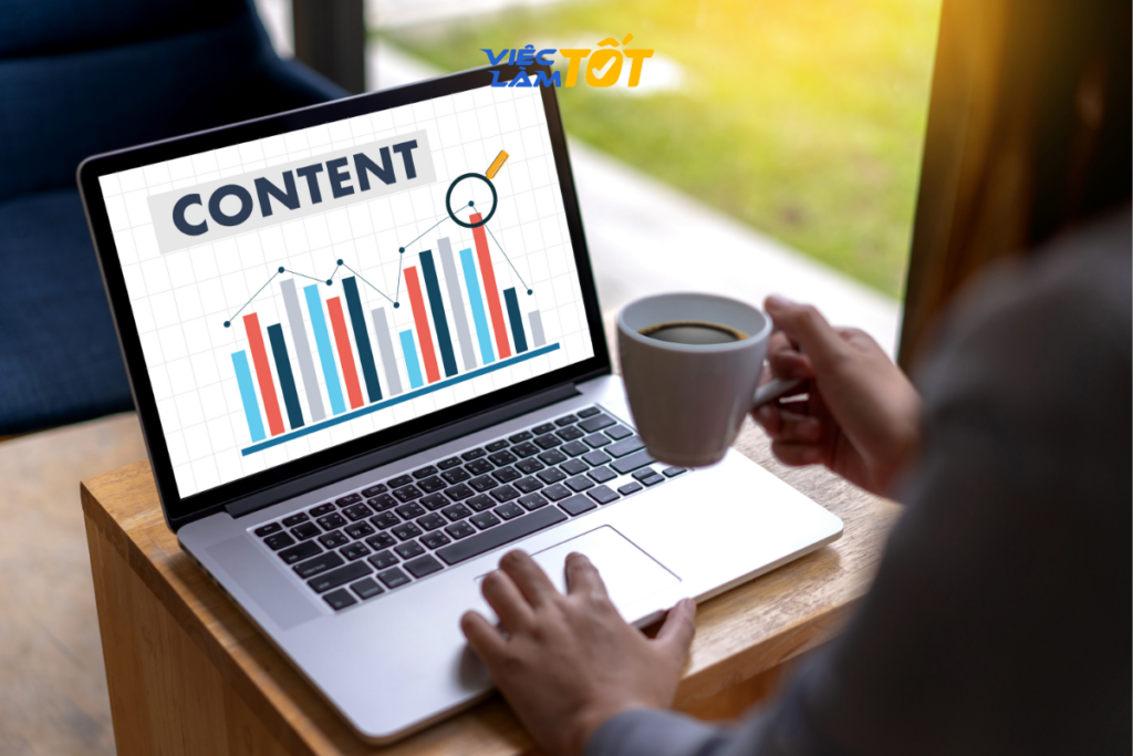Content Writer đang làm việc với hệ thống quản trị nội dung