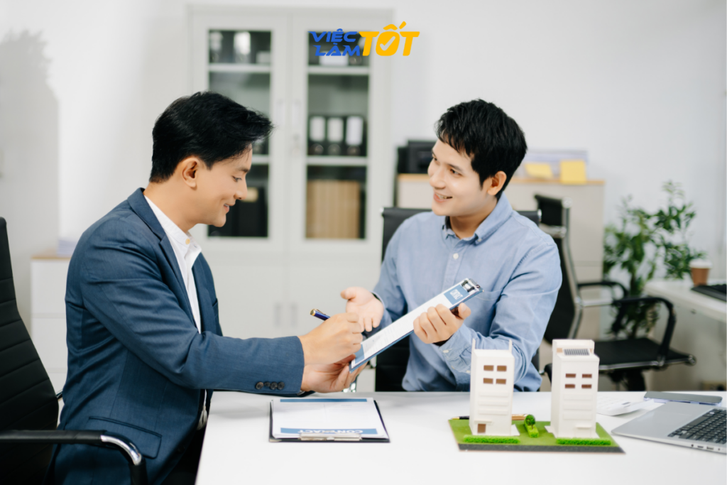 Chuyên viên bảo hiểm đang phân tích kế hoạch tài chính cho khách