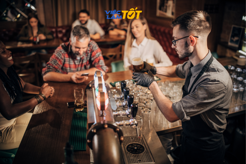 Bartender đang tham gia một cuộc thi pha chế chuyên nghiệp 