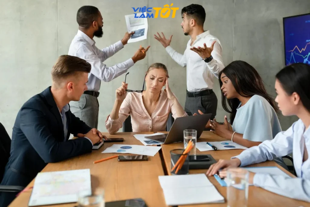 Áp lực doanh số và môi trường làm việc độc hại là nguyên nhân chính gây burnout