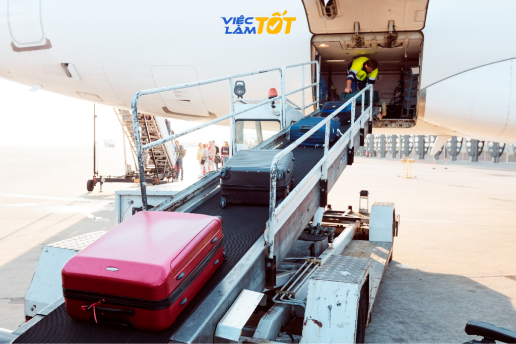 Nhân viên vận hành xe kéo hành lý di chuyển trên đường băng sân bay