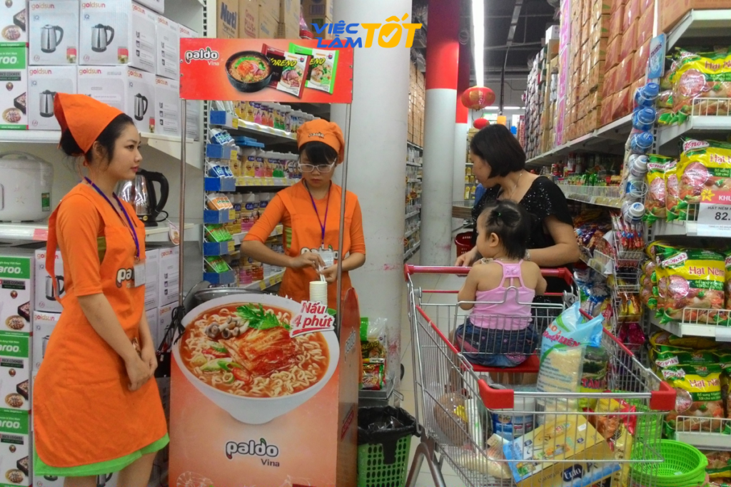 Trực tiếp giới thiệu sản phẩm là đáp án rõ ràng nhất cho câu hỏi công việc hàng ngày của PG là gì