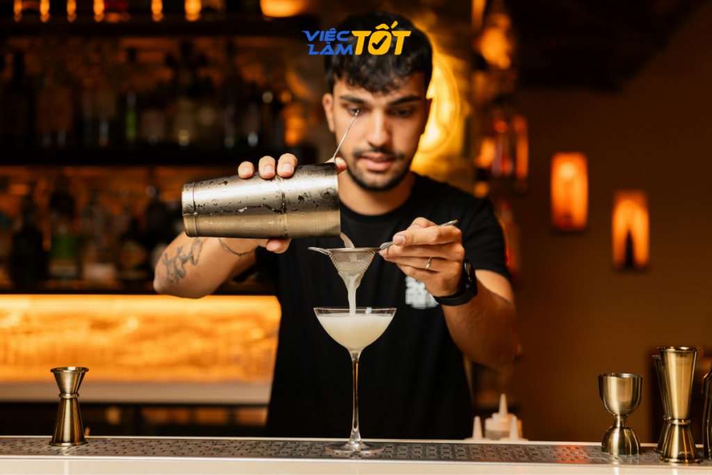Một ly cocktail được trang trí bắt mắt và sáng tạo