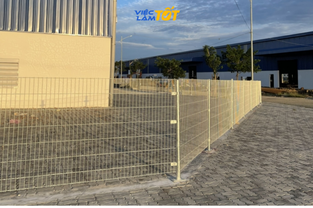 Không gian xanh và hồ điều hòa bên trong khu công nghiệp
