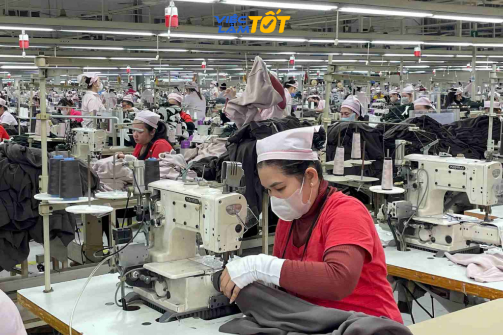 Công nhân may đeo khẩu trang chống bụi