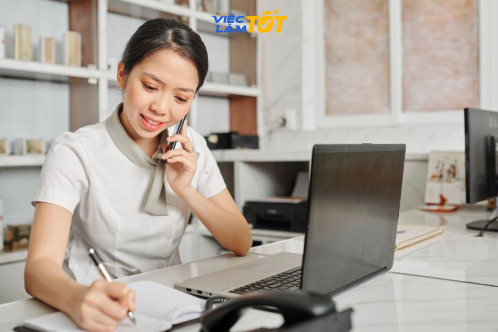 tin học văn phòng và ngoại ngữ là vũ khí sắc bén của nghề lễ tân