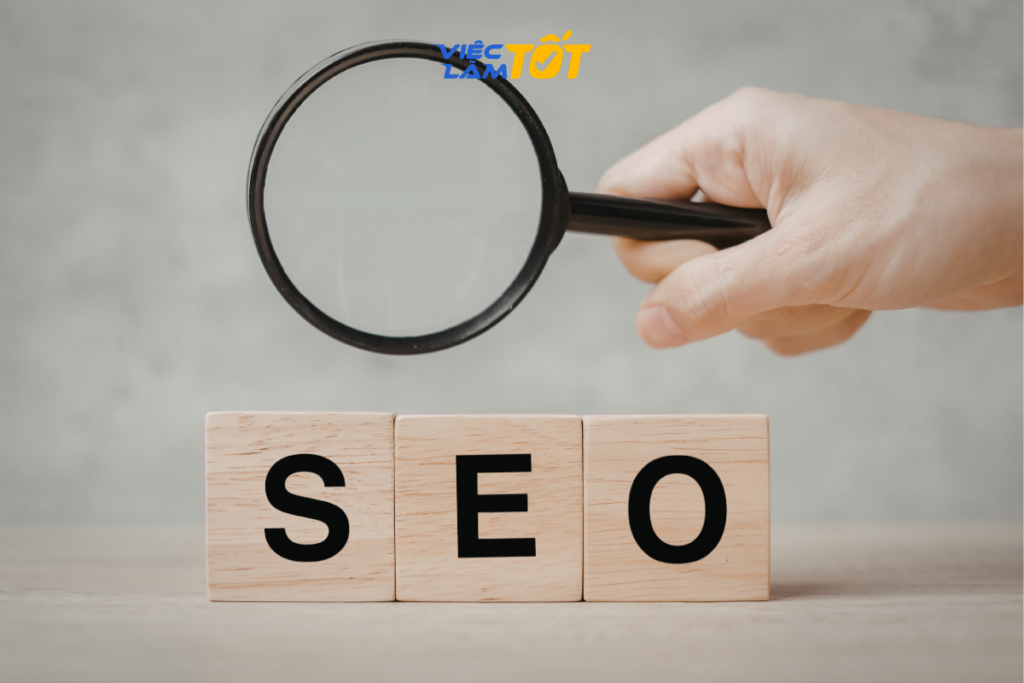 Nhân viên SEO đang làm việc tăng ca bên máy tính với các biểu đồ phức tạp