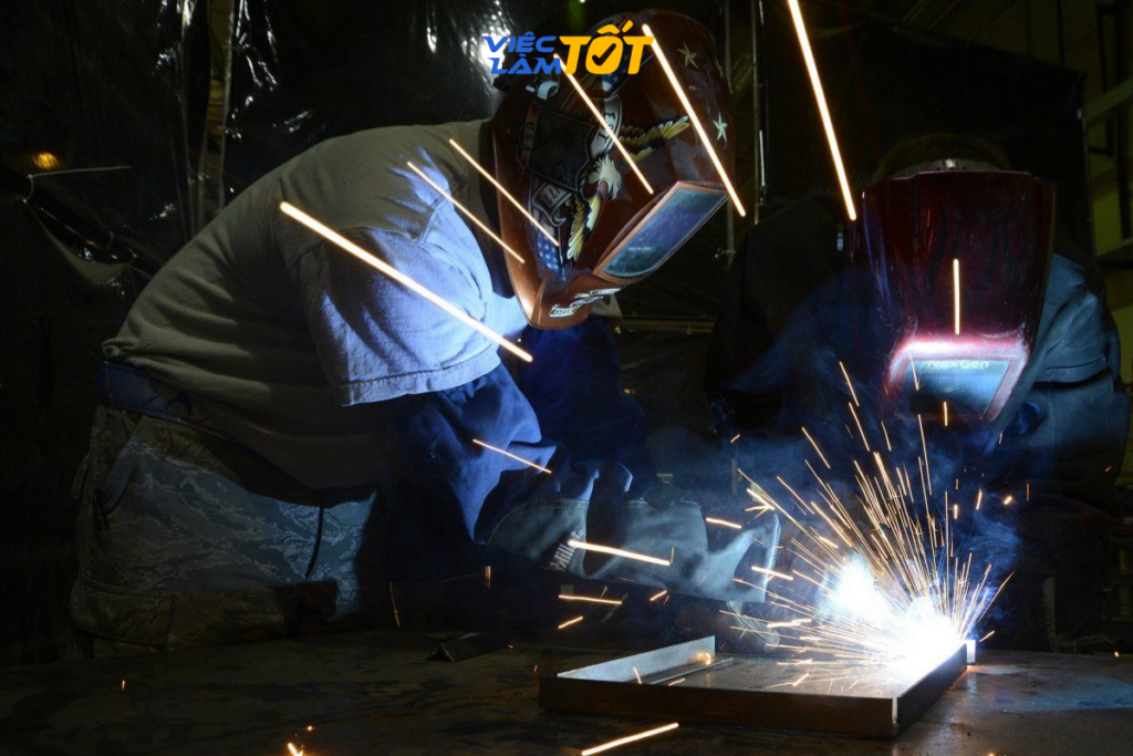 Trang bị đầy đủ đồ bảo hộ là cách duy nhất để bảo vệ sức khỏe và tính mạng của người thợ