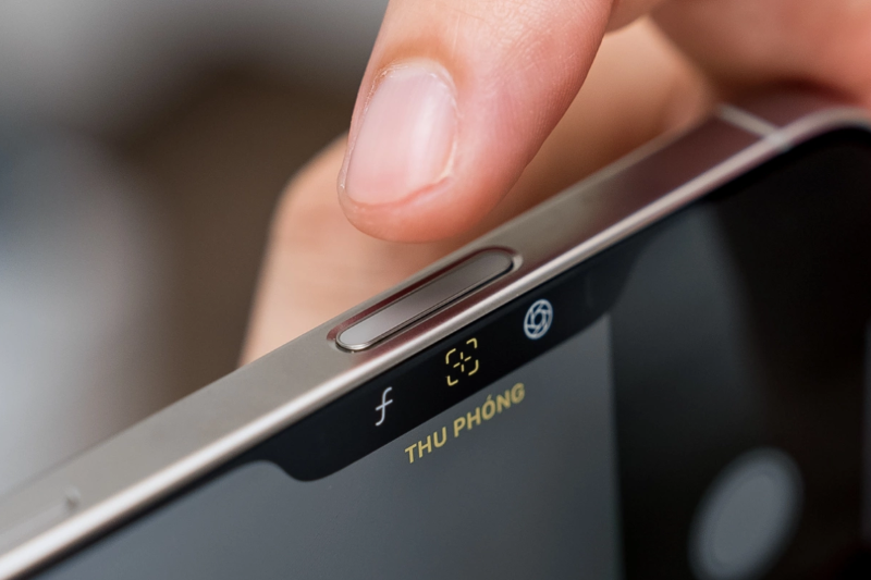 Nút Camera Control trên iPhone 16 Pro Max hỗ trợ zoom và chỉnh sáng