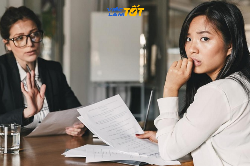 Tuyệt đối không bấm điện thoại khi đang trao đổi với nhà tuyển dụng