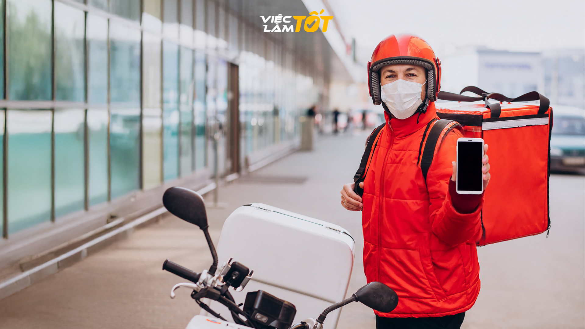 Tài xế giao hàng xe máy