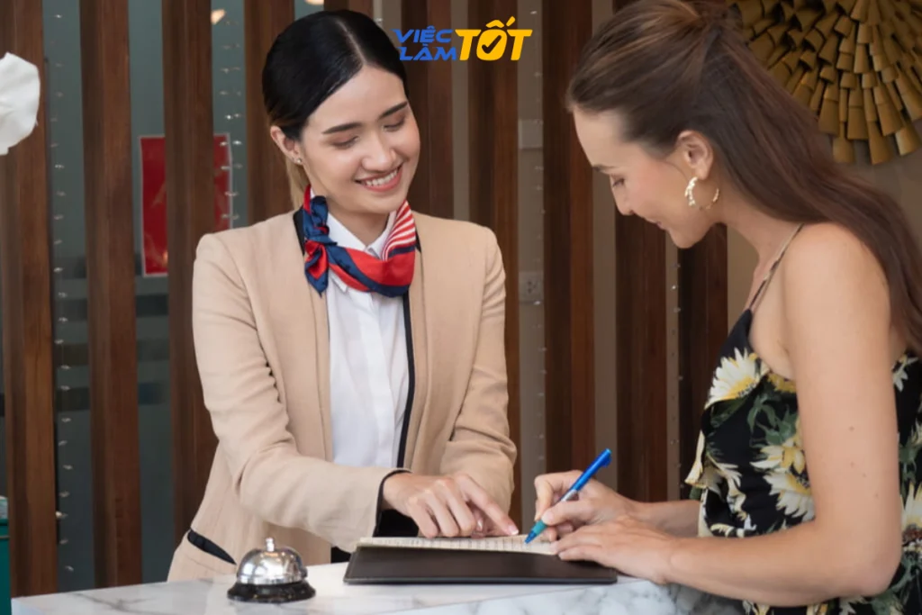 Nhân viên lễ tân khách sạn làm thủ tục