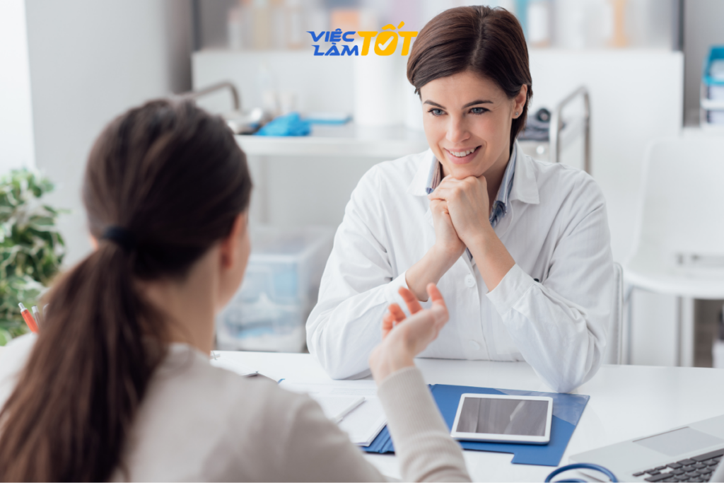 Ứng viên chuẩn bị tài liệu trước khi bước vào phòng phỏng vấn