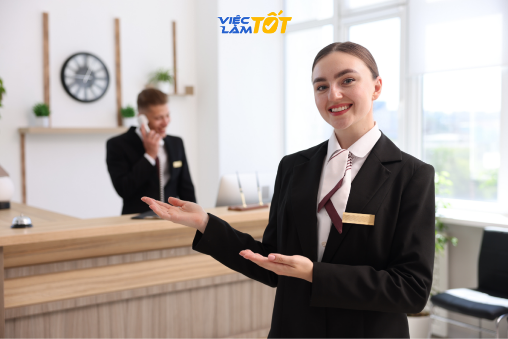 Nhân viên phục vụ luôn giữ nụ cười thân thiện khi tiếp đón khách