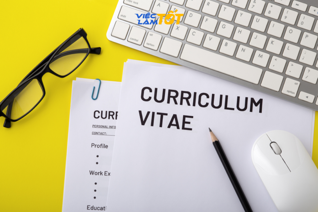 Màn hình soạn thảo email ứng tuyển có đầy đủ tiêu đề và tệp đính kèm