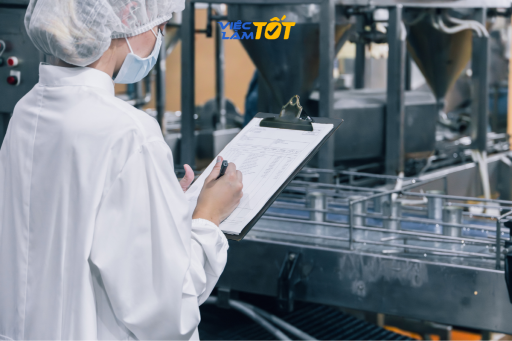 Nhân viên QC đang kiểm tra sản phẩm trên dây chuyền