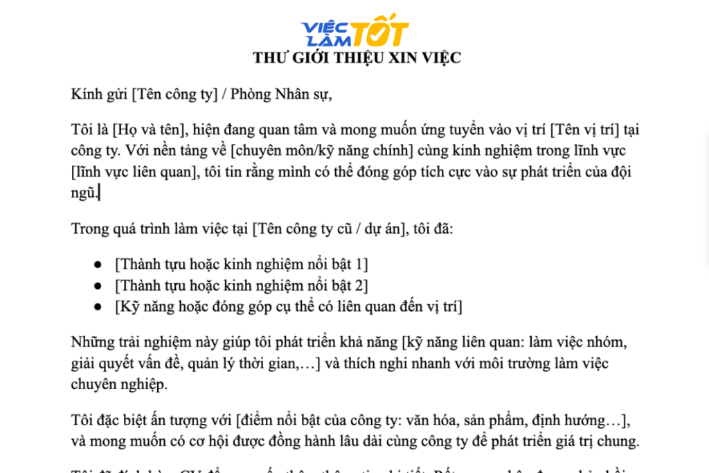 Một nhóm người lao động đang trao đổi về hồ sơ xin việc