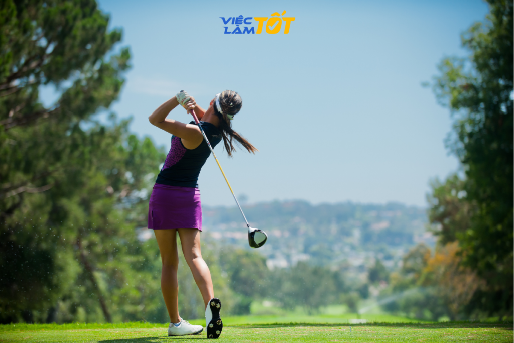 Hình ảnh người quản lý sân golf đang điều hành công việc qua bộ đàm