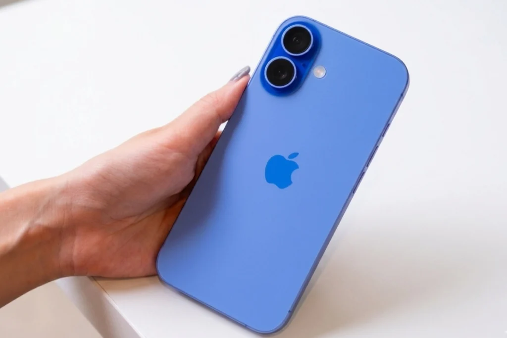 iPhone 16 màu Xanh Lưu Ly với tông xanh dương đậm đặc trưng đại diện cho yếu tố Thủy, mang đến sự điềm tĩnh, sâu sắc và khả năng điều hòa các mối quan hệ xã hội