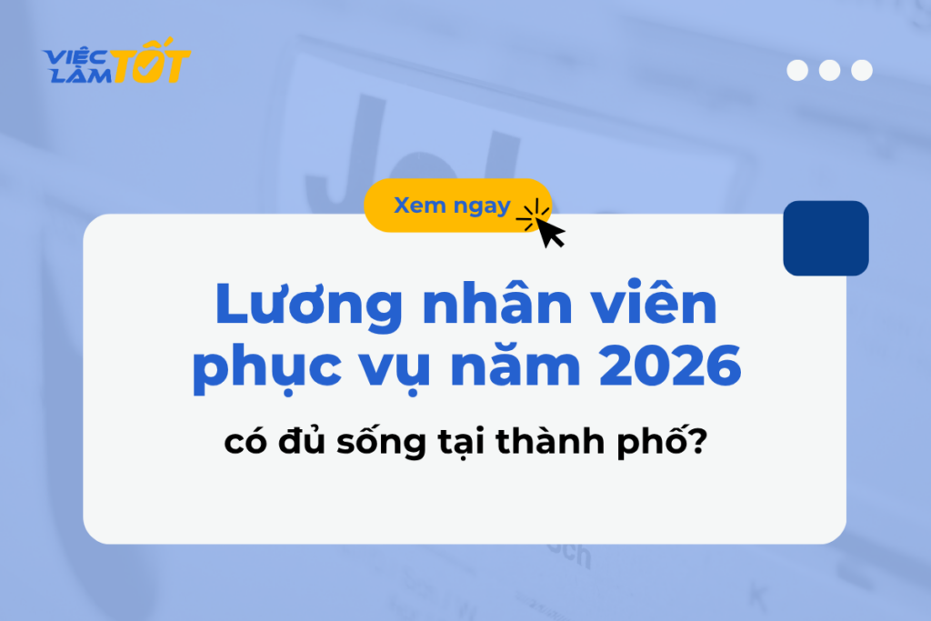 Nhân viên phục vụ tươi cười bưng bê món ăn trong một nhà hàng hiện đại