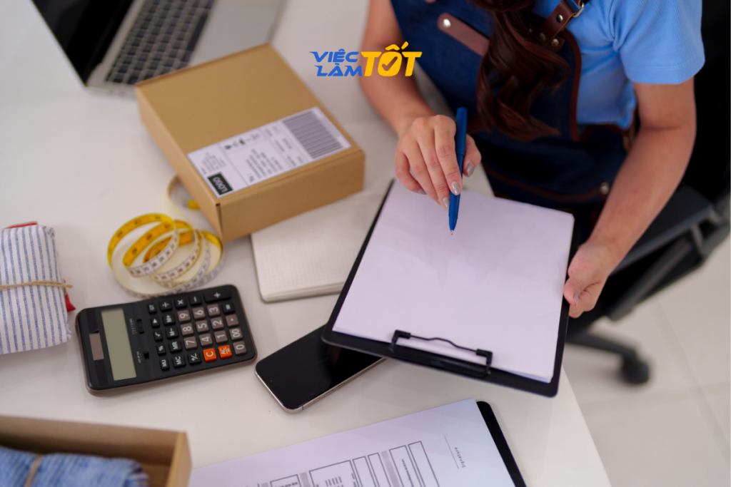 Cửa hàng trưởng là người chịu trách nhiệm điều phối toàn bộ hoạt động tại điểm bán