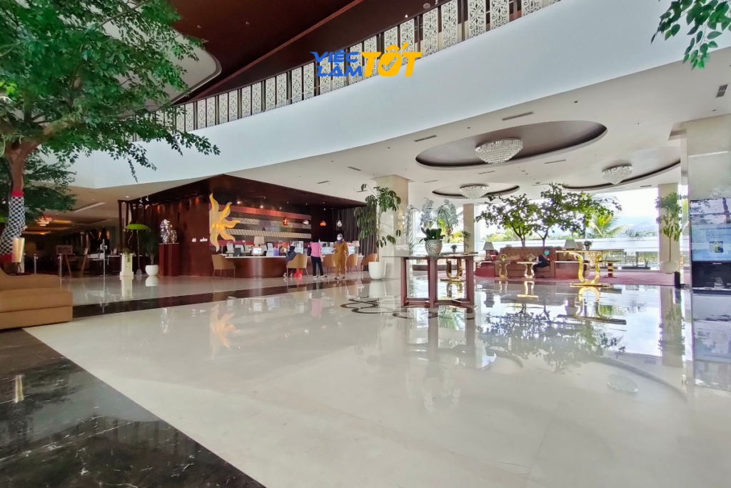 Thu nhập của lễ tân khách sạn khá hấp dẫn bao gồm lương cứng và các khoản thưởng, tip