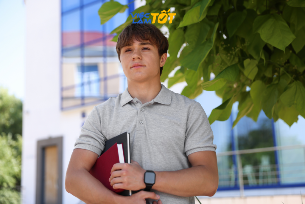Tài xế xe công nghệ đang di chuyển trên phố