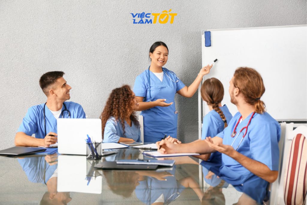 Đội ngũ y bác sĩ đang tận tâm chăm sóc bệnh nhân