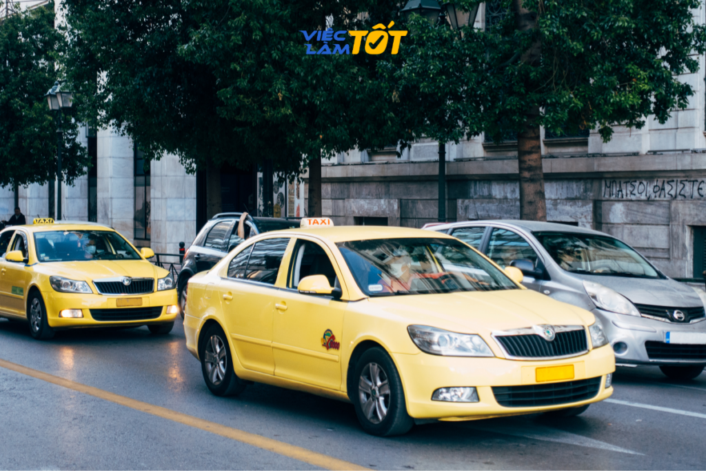 Tài xế taxi đang phục vụ khách hàng chuyên nghiệp