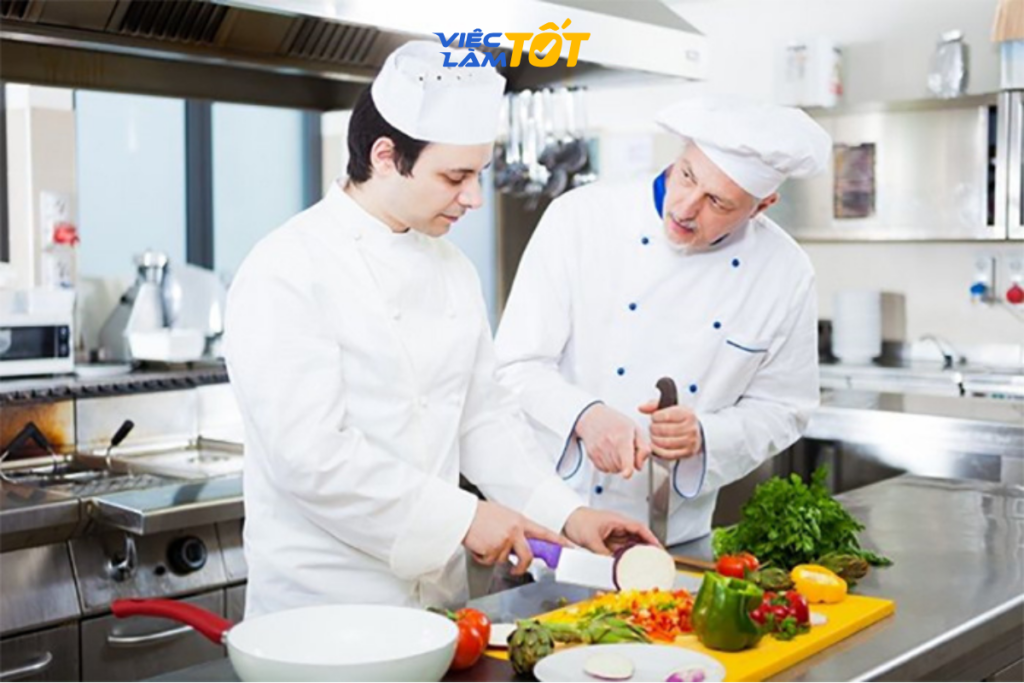 Dựa trên kinh nghiệm và quy mô nơi làm việc mà thu nhập của phụ bếp sẽ có sự chênh lệch