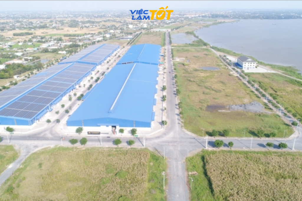Hệ thống nhà xưởng xây sẵn và hạ tầng điện nước hiện đại