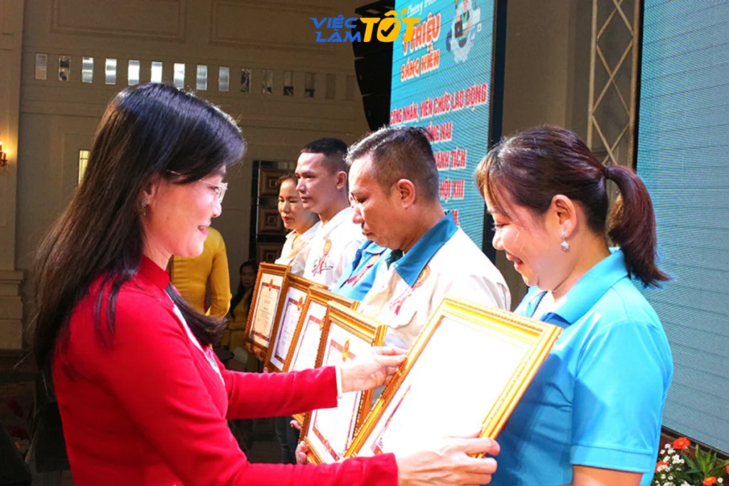 Khen thưởng công nhân