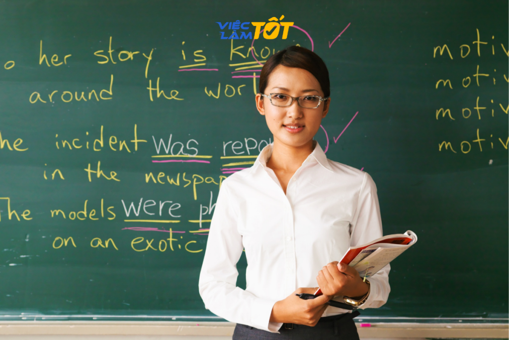 Trợ giảng đang tổ chức trò chơi tiếng Anh cho các bạn nhỏ