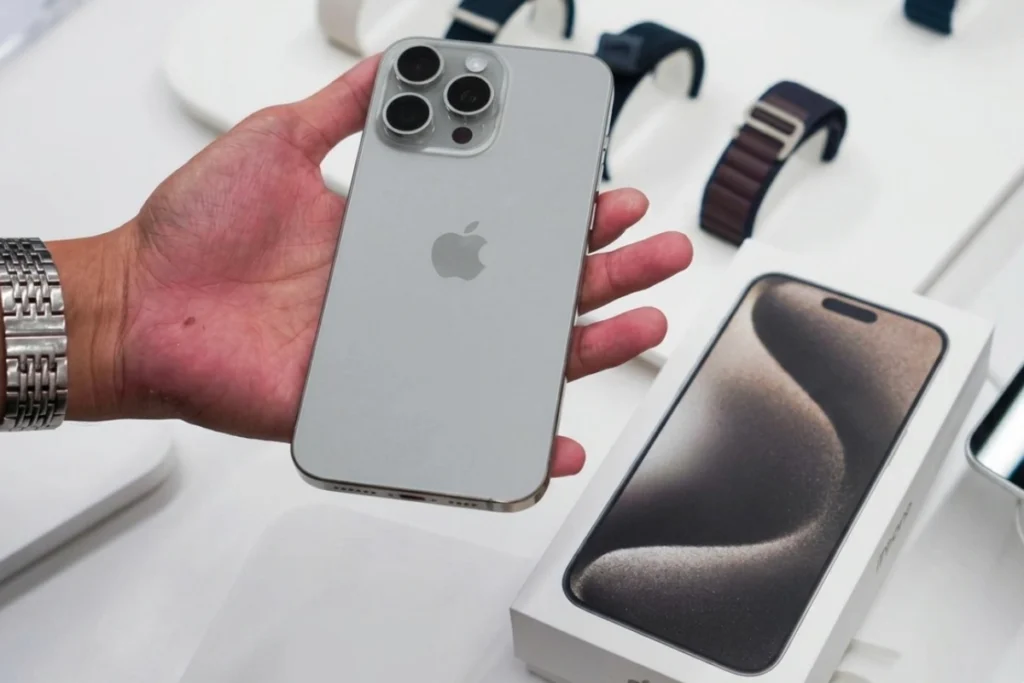 iPhone cũ tiết kiệm chi phí, giá linh hoạt theo độ mới và pin