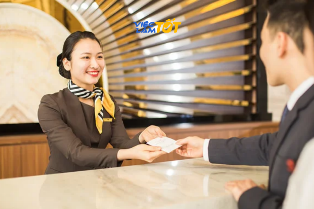 Lễ tân khách sạn là người đóng vai trò quan trọng trong việc tạo dựng ấn tượng đầu tiên với khách hàng