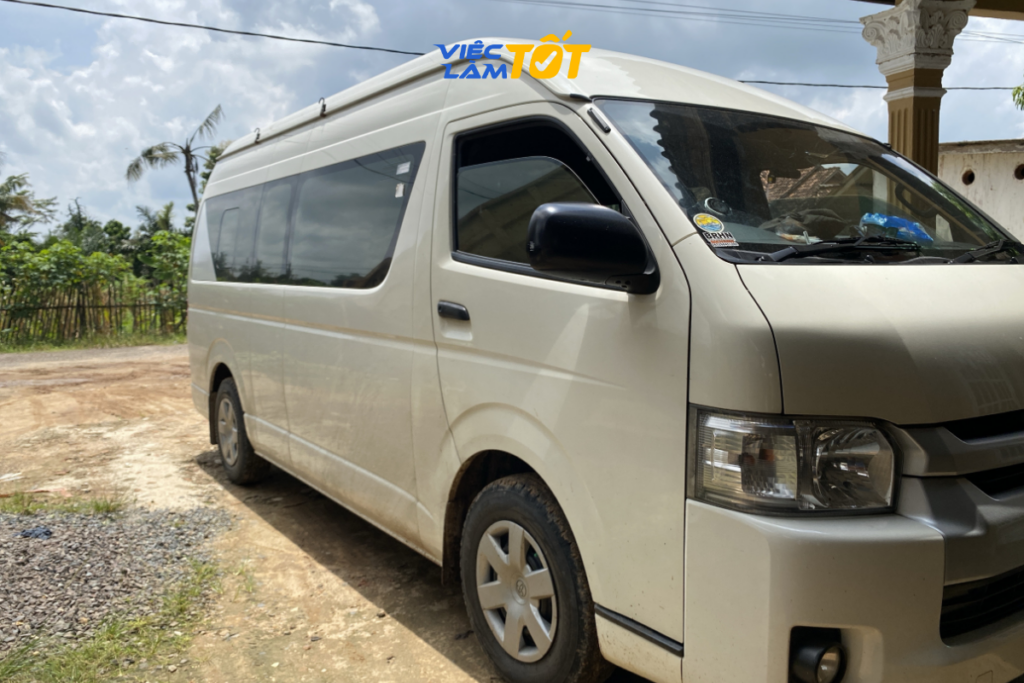 CSGT kiểm tra giấy phép lái xe của tài xế