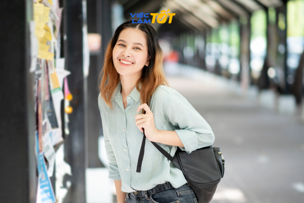 Chuẩn bị bộ hồ sơ xin việc chỉn chu trên bàn làm việc