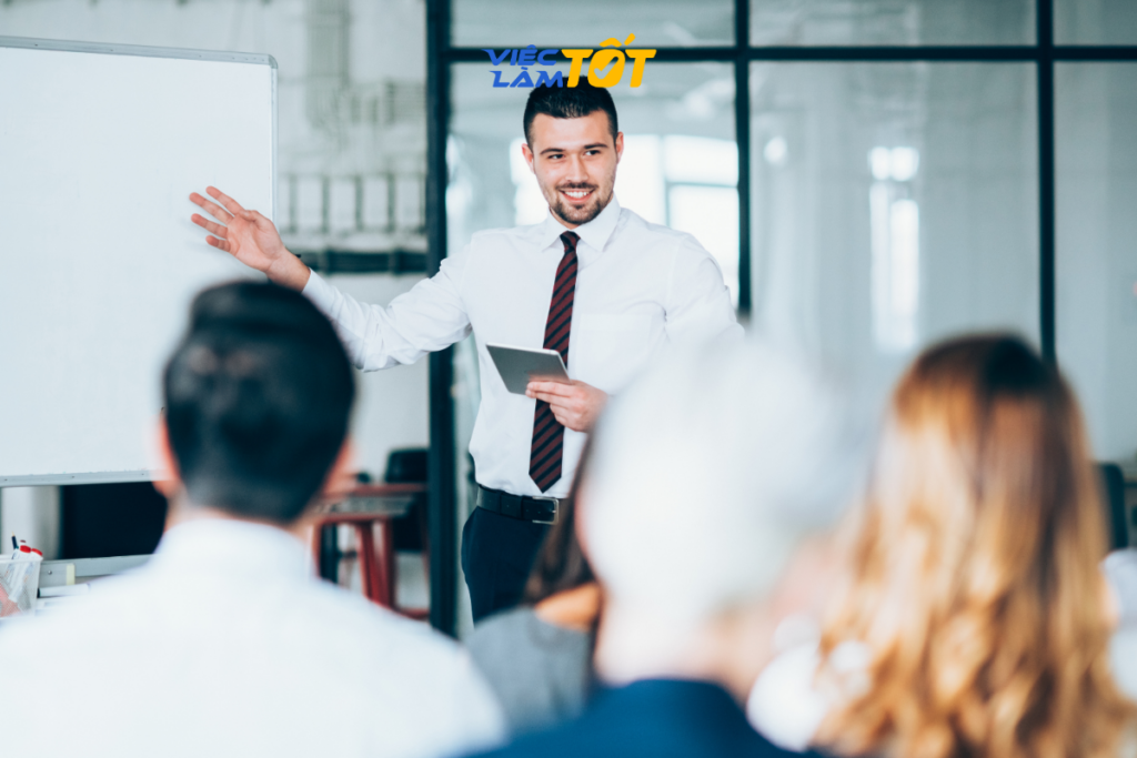 Nhân viên trợ giảng đang soạn giáo án điện tử trên máy tính