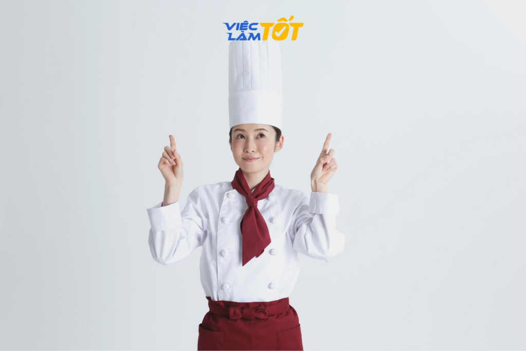 Đầu bếp đang hướng dẫn phụ bếp chế biến món ăn