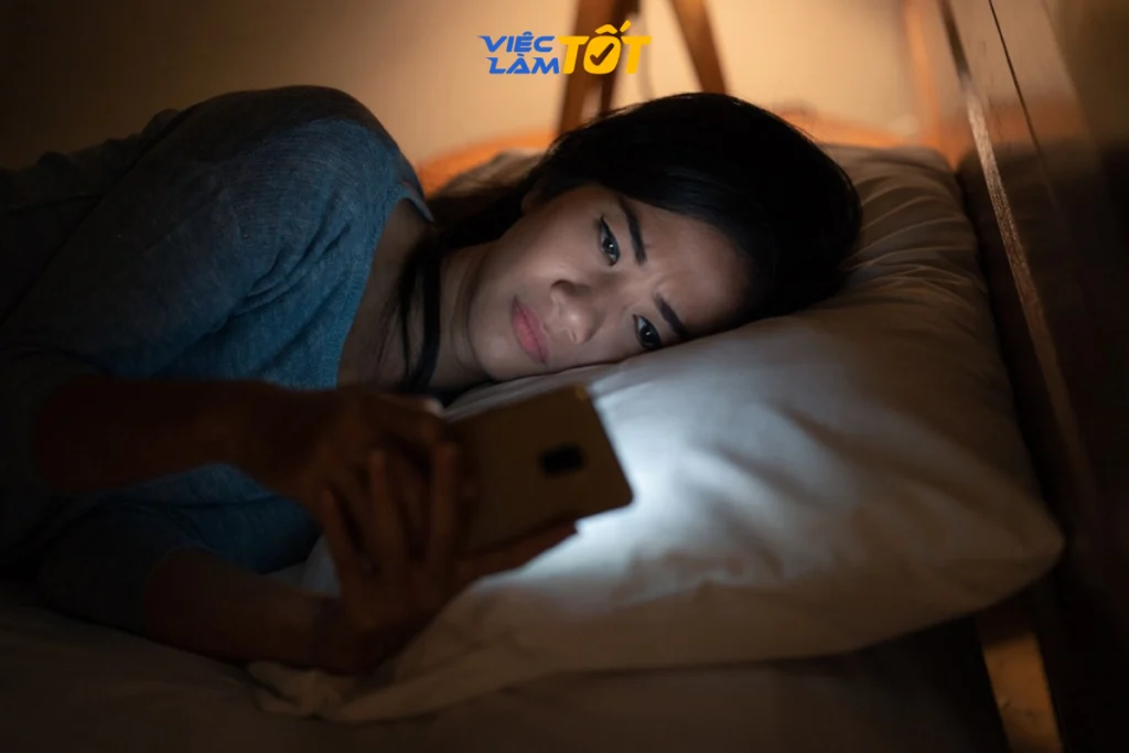 Áp lực đồng trang lứa gây ra khủng hoảng tuổi 25
