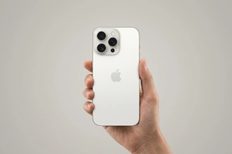 iPhone 15 Pro Max màu Titan Trắng phù hợp với người mệnh Kim và mệnh Thủy