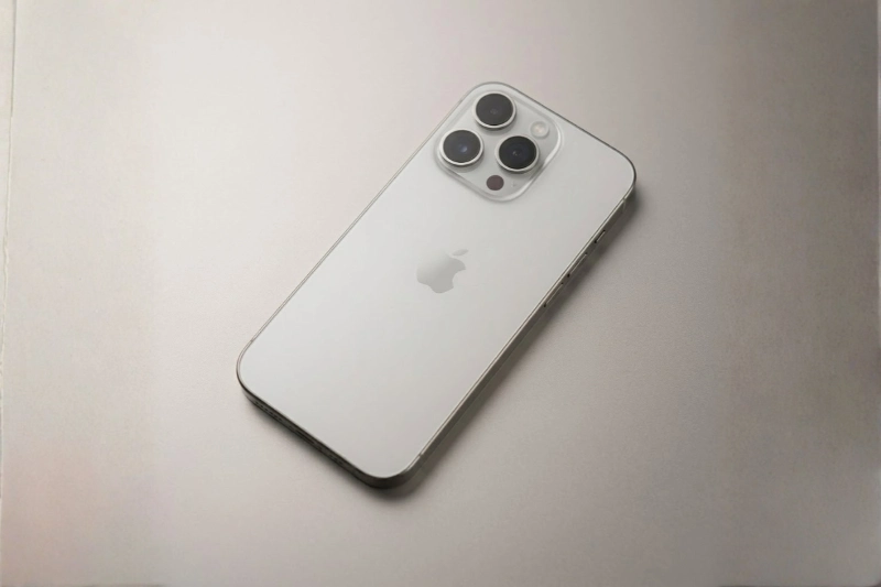 iPhone 15 Pro Max màu Titan Trắng thích hợp với người theo đuổi phong cách tối giản