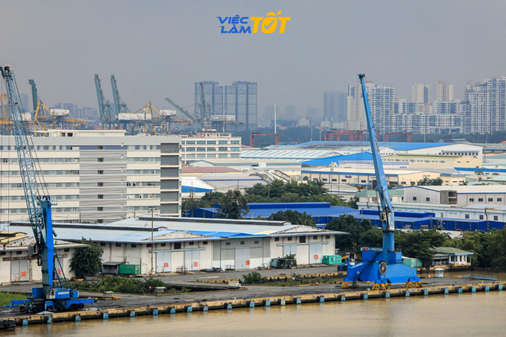 Nhóm công nhân nữ đang tươi cười tham gia lớp học ngoại ngữ buổi tối trong một không gian phòng học sáng sủa, hiện đại