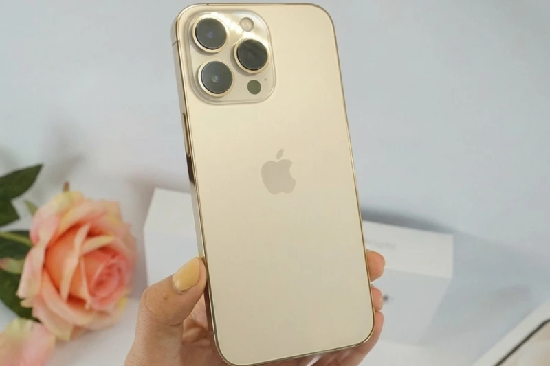 iPhone 13 Pro màu vàng là hiện thân của sự quý phái, lộng lẫy, mang đậm phong cách hoàng gia thượng lưu.