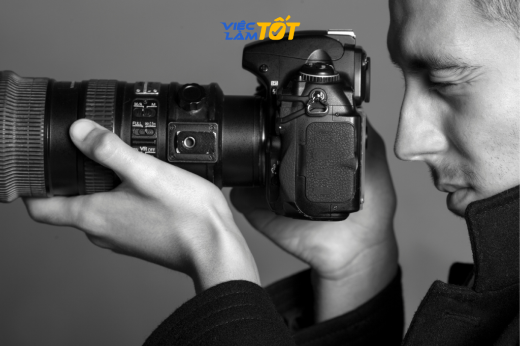 Một nhiếp ảnh gia trẻ đang làm việc tại studio