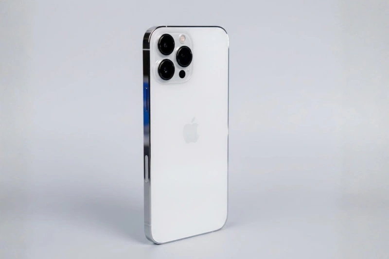 iPhone 13 Pro Max màu Bạc sở hữu một diện mạo vô cùng tinh tế, sáng sủa